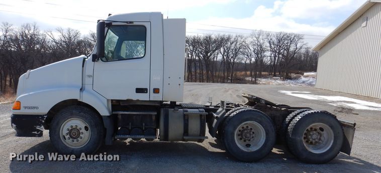 image for item JK9532 2000 Volvo VN  semi truck