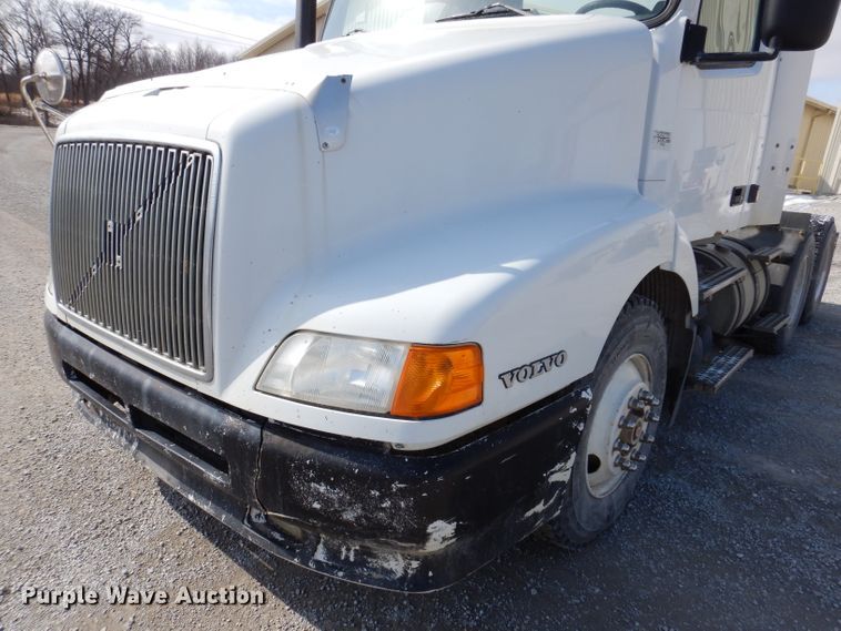 image for item JK9532 2000 Volvo VN  semi truck