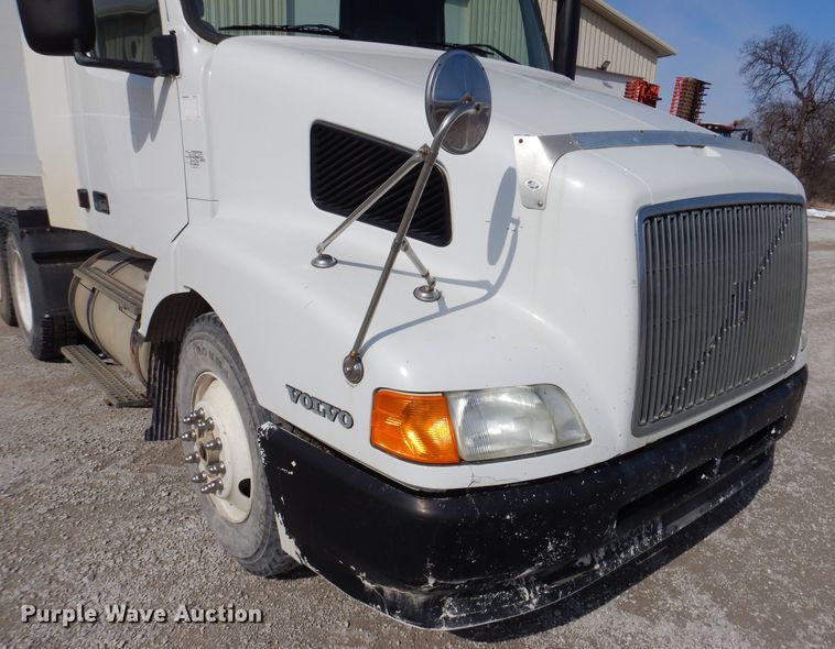 image for item JK9532 2000 Volvo VN  semi truck