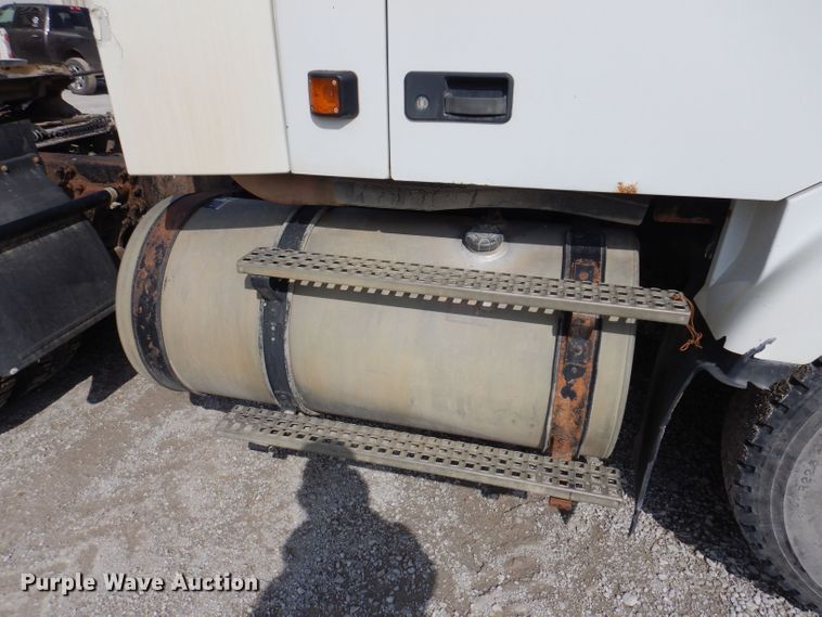 image for item JK9532 2000 Volvo VN  semi truck