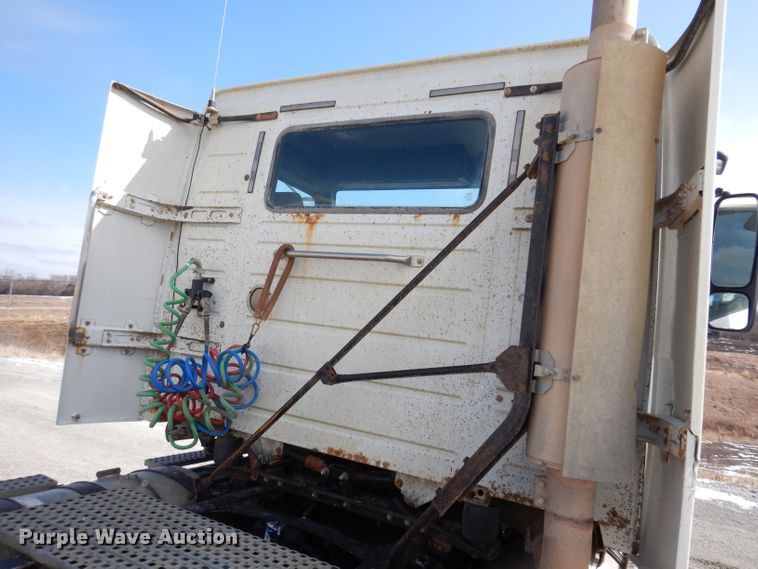 image for item JK9532 2000 Volvo VN  semi truck