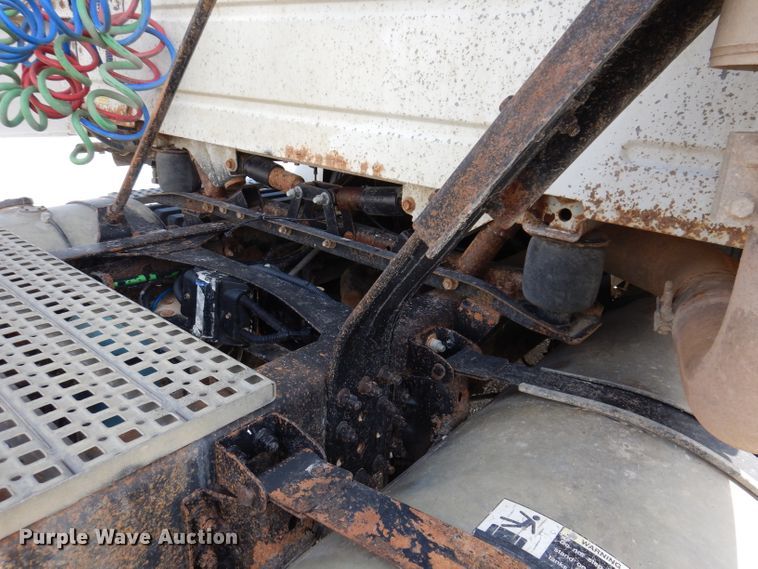 image for item JK9532 2000 Volvo VN  semi truck