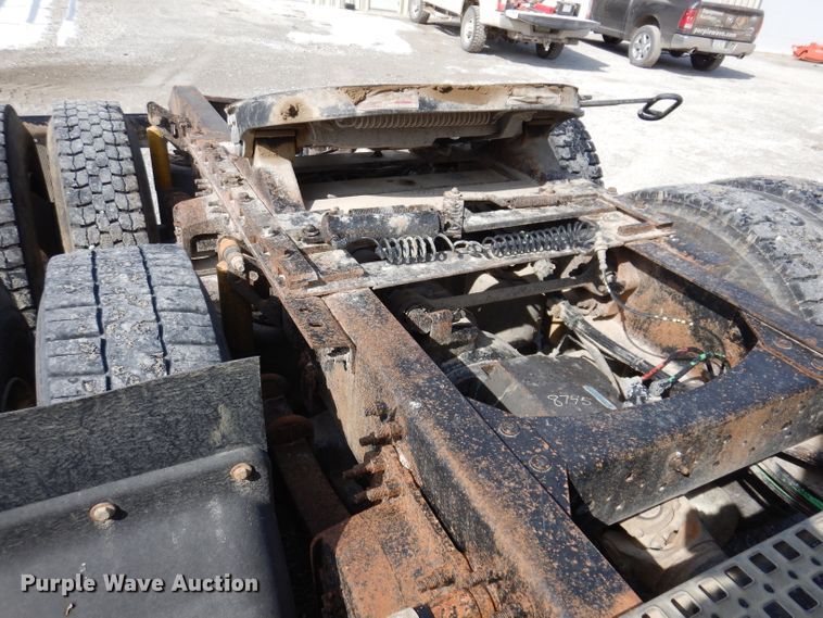 image for item JK9532 2000 Volvo VN  semi truck