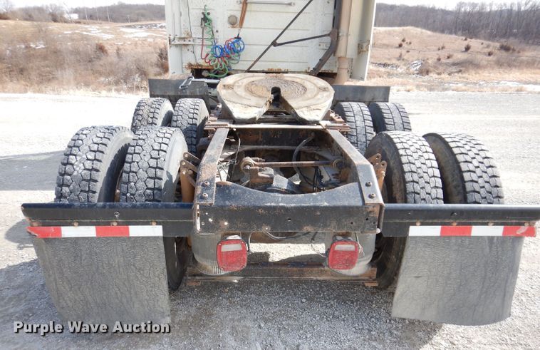 image for item JK9532 2000 Volvo VN  semi truck