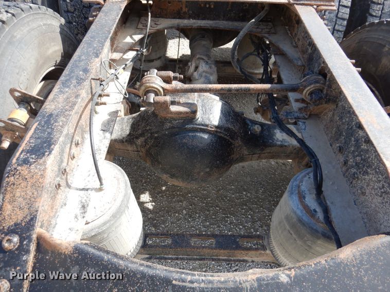 image for item JK9532 2000 Volvo VN  semi truck