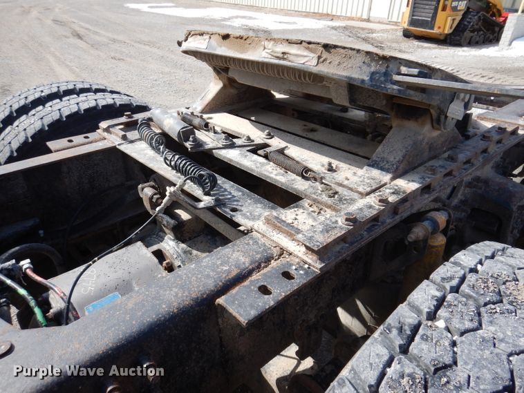 image for item JK9532 2000 Volvo VN  semi truck