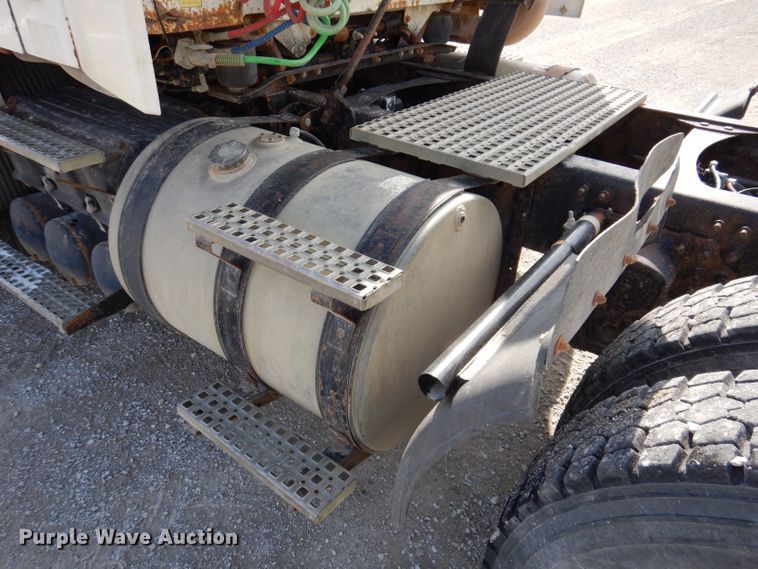 image for item JK9532 2000 Volvo VN  semi truck