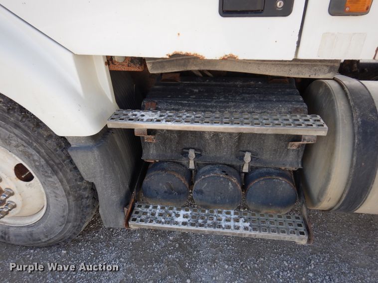 image for item JK9532 2000 Volvo VN  semi truck