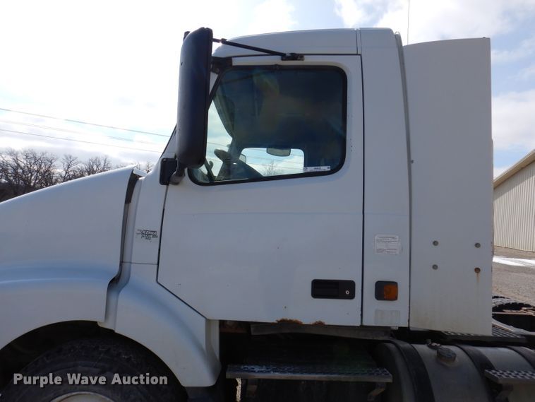 image for item JK9532 2000 Volvo VN  semi truck