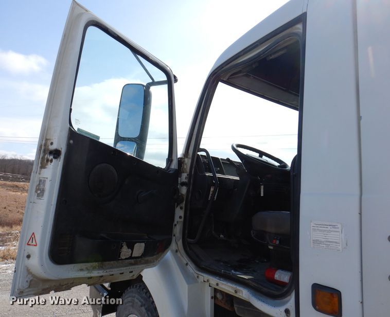 image for item JK9532 2000 Volvo VN  semi truck