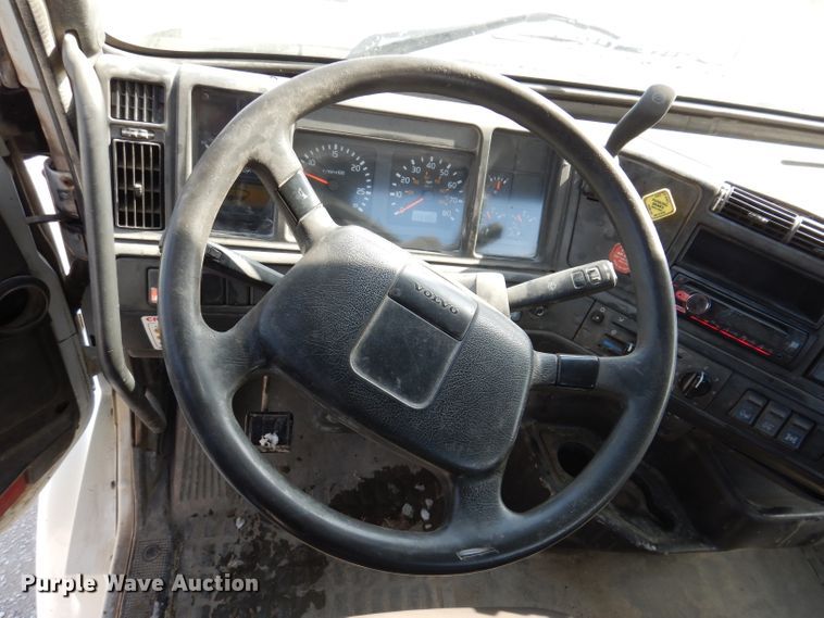 image for item JK9532 2000 Volvo VN  semi truck