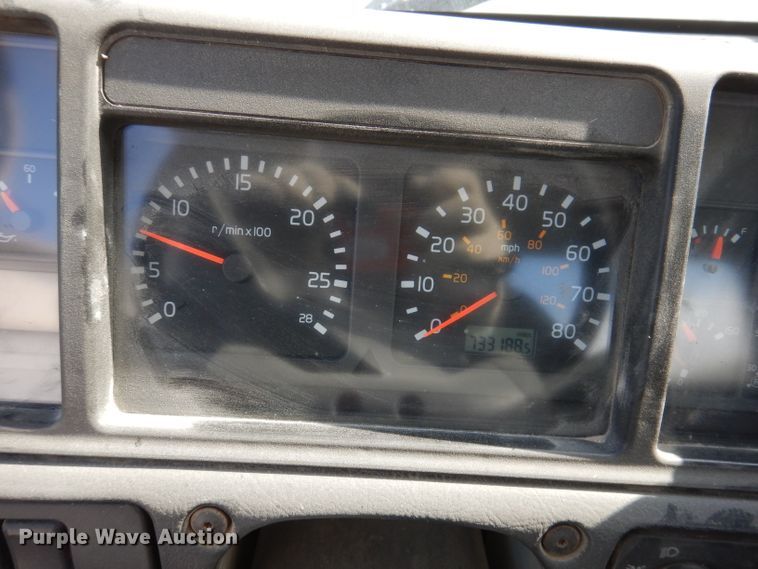 image for item JK9532 2000 Volvo VN  semi truck