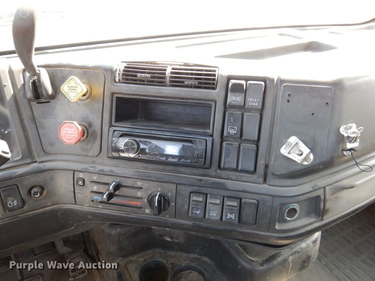 image for item JK9532 2000 Volvo VN  semi truck