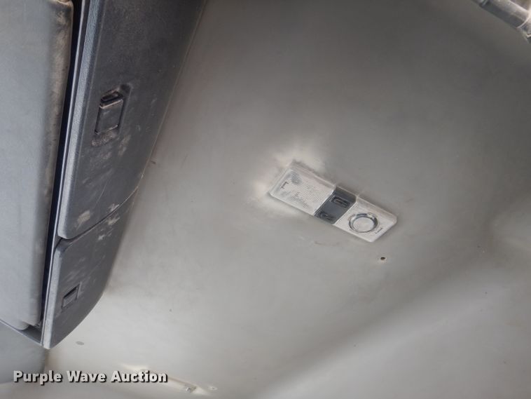 image for item JK9532 2000 Volvo VN  semi truck