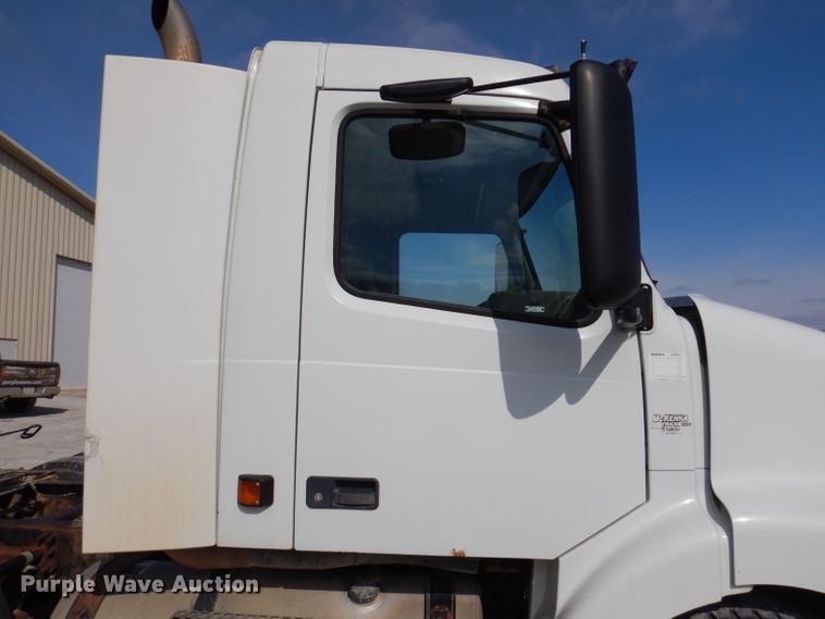 image for item JK9532 2000 Volvo VN  semi truck