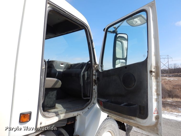 image for item JK9532 2000 Volvo VN  semi truck