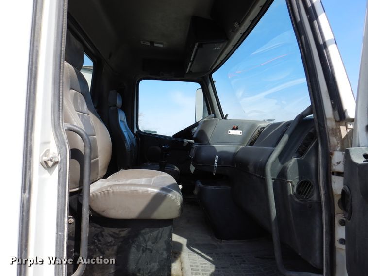 image for item JK9532 2000 Volvo VN  semi truck