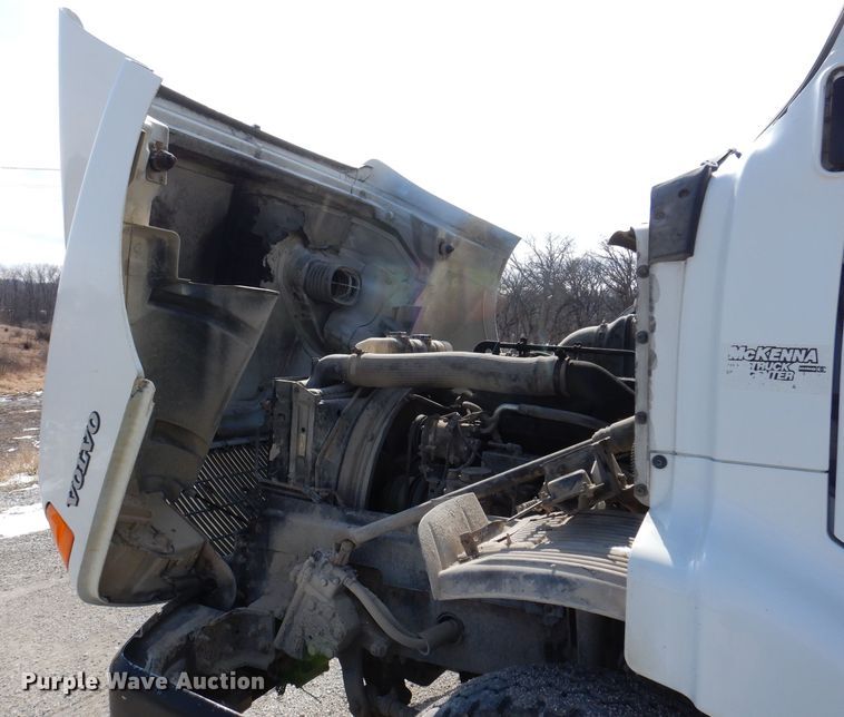 image for item JK9532 2000 Volvo VN  semi truck