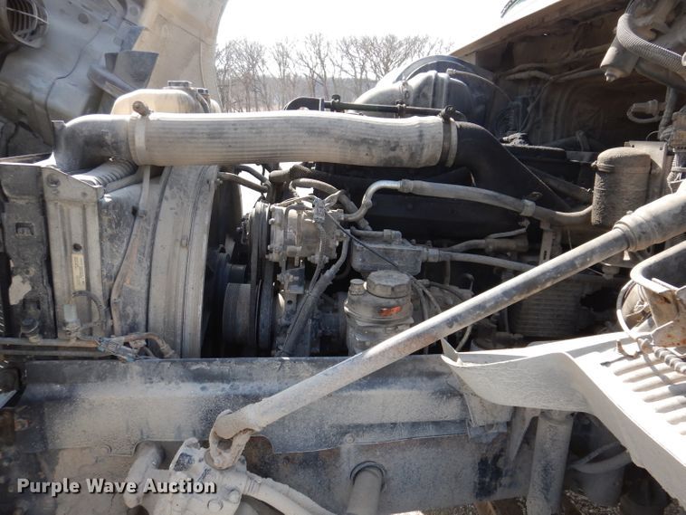 image for item JK9532 2000 Volvo VN  semi truck