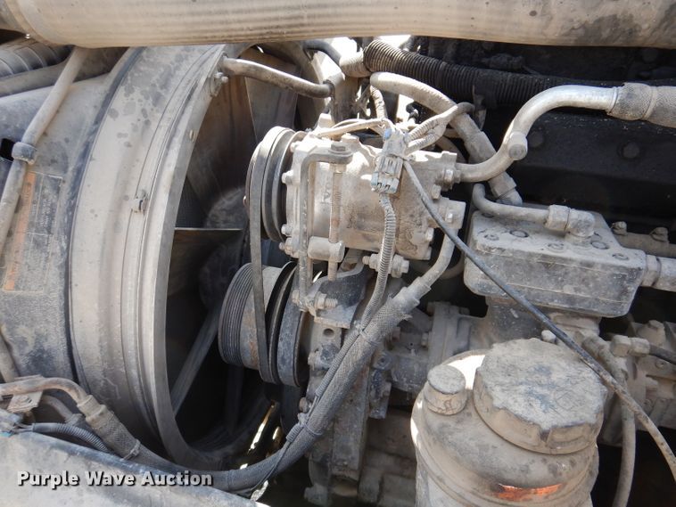 image for item JK9532 2000 Volvo VN  semi truck