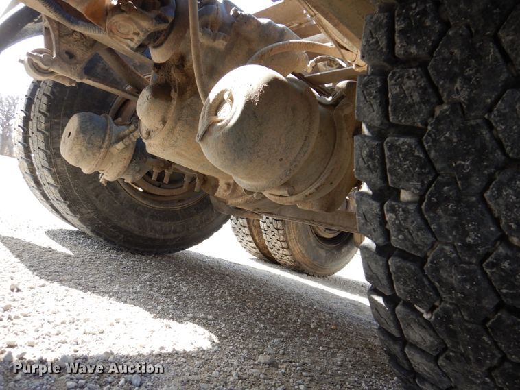 image for item JK9532 2000 Volvo VN  semi truck