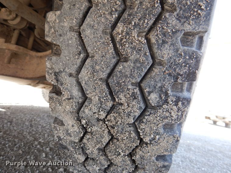 image for item JK9532 2000 Volvo VN  semi truck