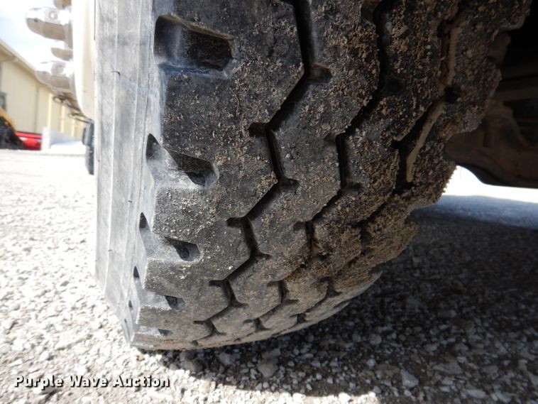 image for item JK9532 2000 Volvo VN  semi truck