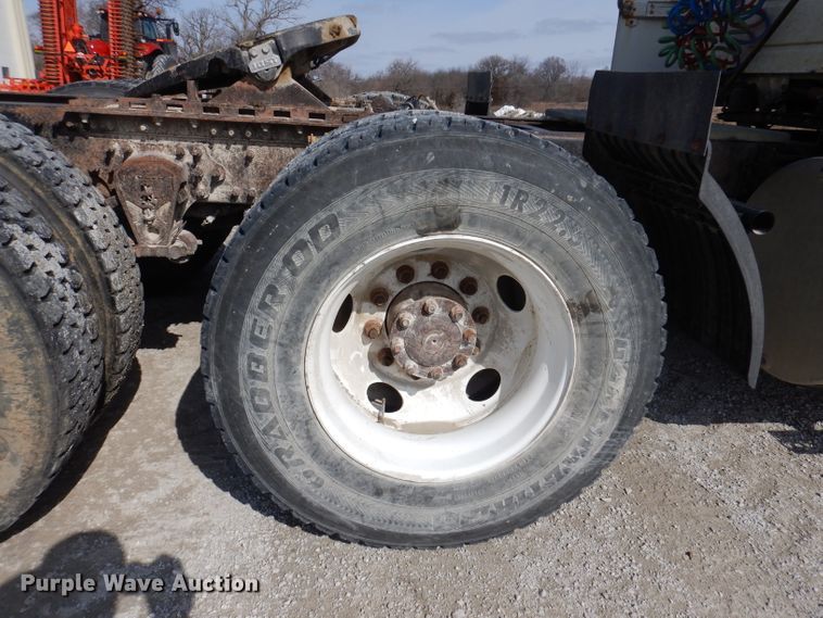 image for item JK9532 2000 Volvo VN  semi truck