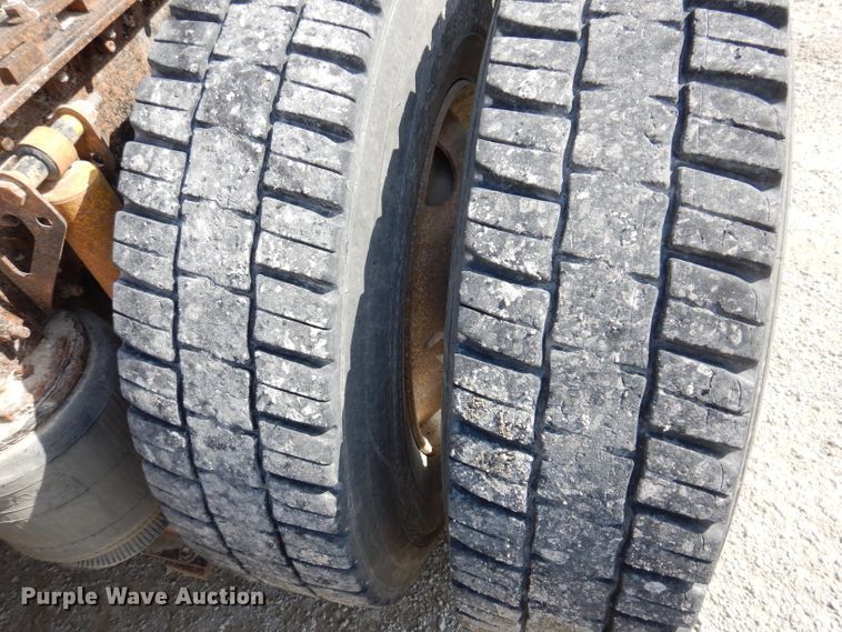 image for item JK9532 2000 Volvo VN  semi truck