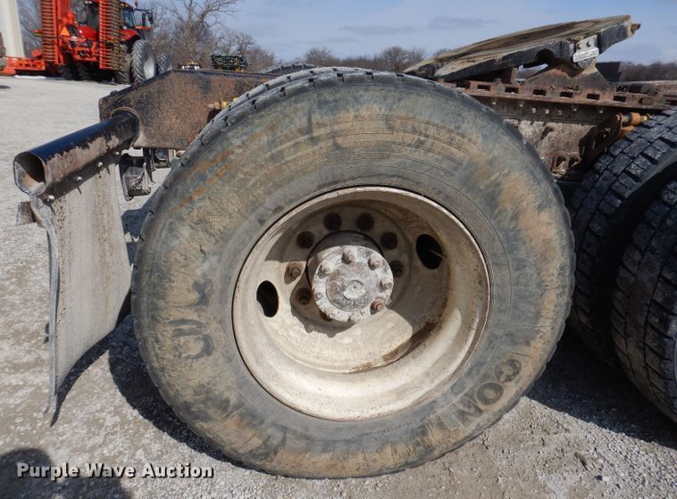 image for item JK9532 2000 Volvo VN  semi truck