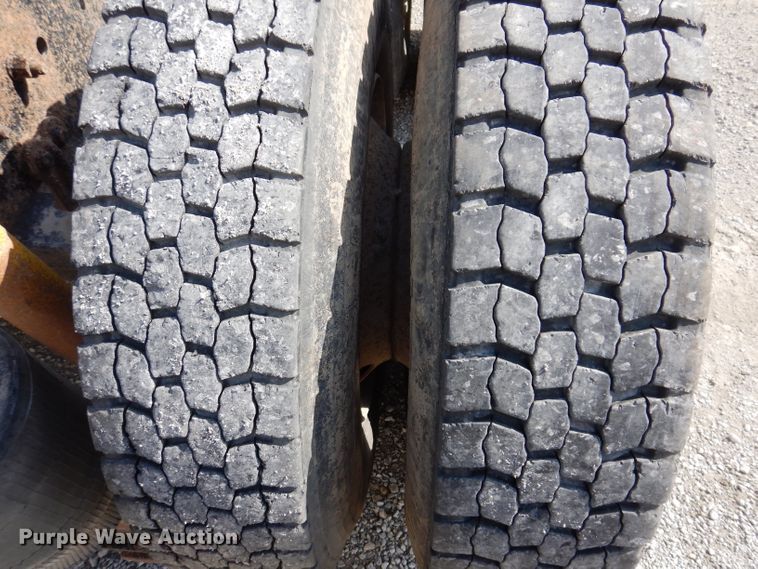 image for item JK9532 2000 Volvo VN  semi truck