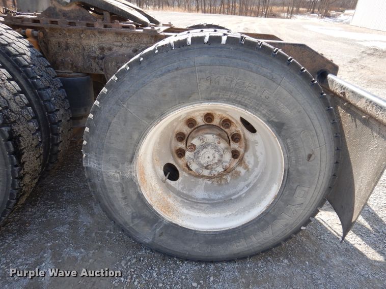 image for item JK9532 2000 Volvo VN  semi truck