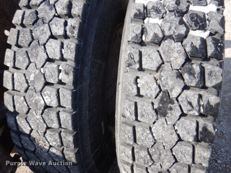 image for item JK9532 2000 Volvo VN  semi truck