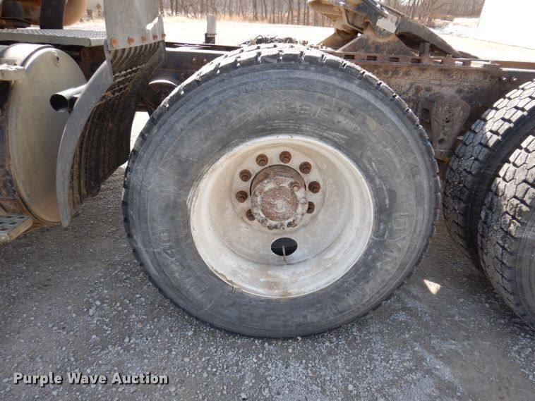 image for item JK9532 2000 Volvo VN  semi truck