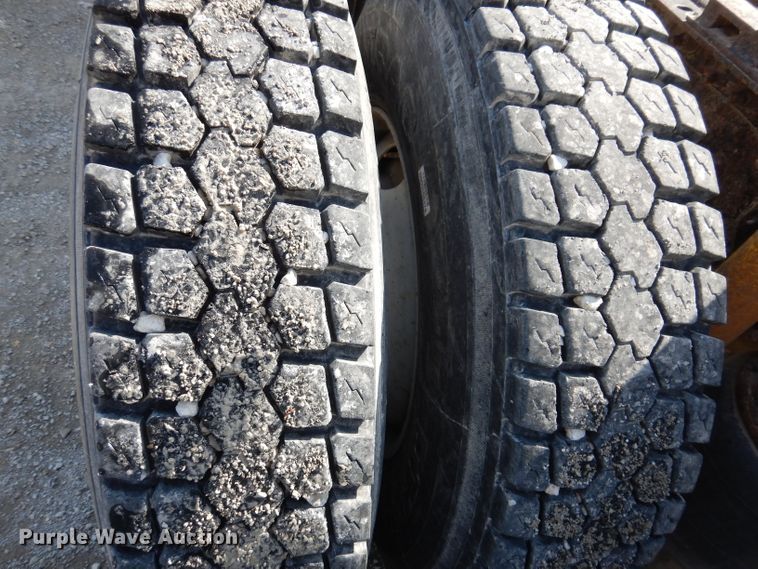 image for item JK9532 2000 Volvo VN  semi truck