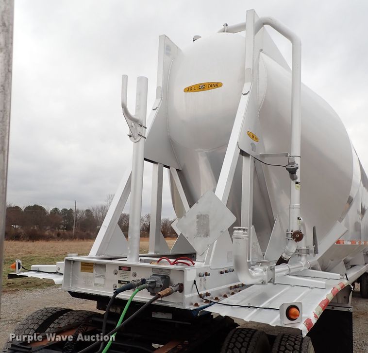 image for item JN9237 2002 Heil  pneumatic dry bulk trailer