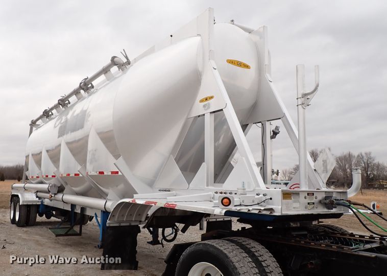 image for item JN9237 2002 Heil  pneumatic dry bulk trailer