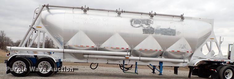 image for item JN9237 2002 Heil  pneumatic dry bulk trailer