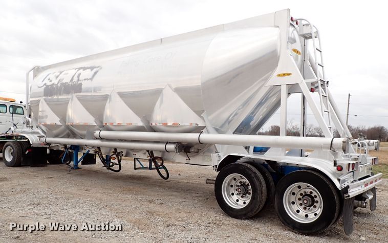 image for item JN9237 2002 Heil  pneumatic dry bulk trailer