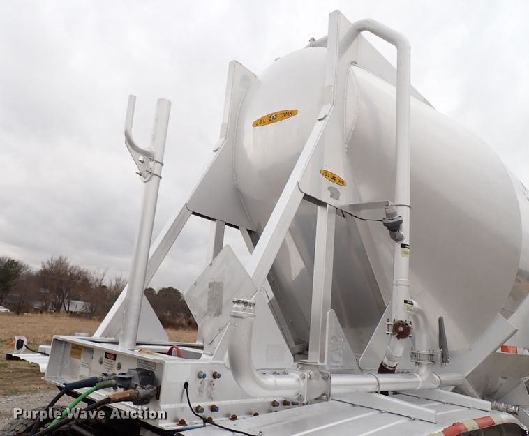 image for item JN9237 2002 Heil  pneumatic dry bulk trailer