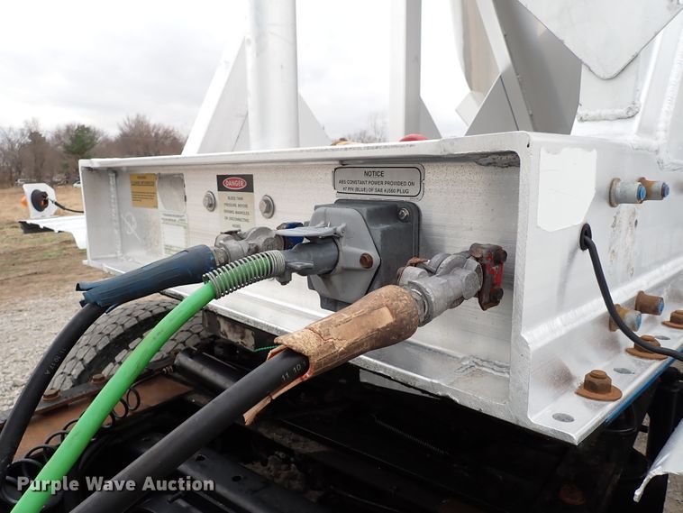 image for item JN9237 2002 Heil  pneumatic dry bulk trailer