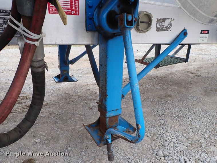 image for item JN9237 2002 Heil  pneumatic dry bulk trailer