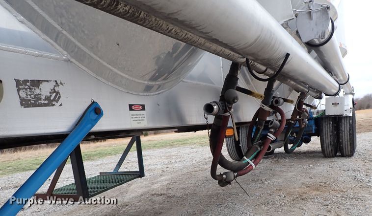 image for item JN9237 2002 Heil  pneumatic dry bulk trailer