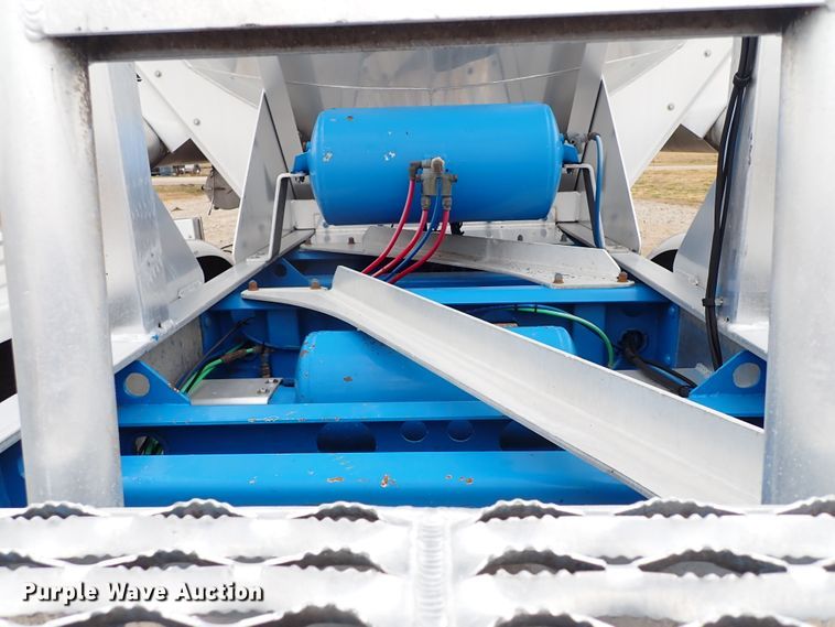 image for item JN9237 2002 Heil  pneumatic dry bulk trailer
