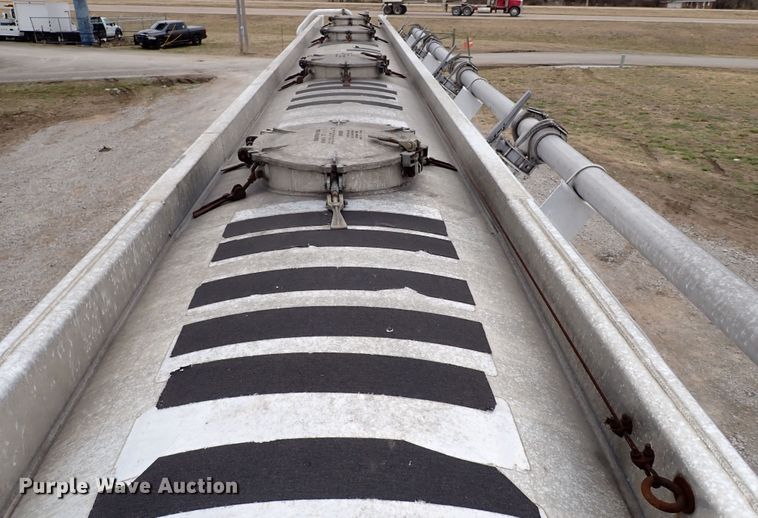 image for item JN9237 2002 Heil  pneumatic dry bulk trailer