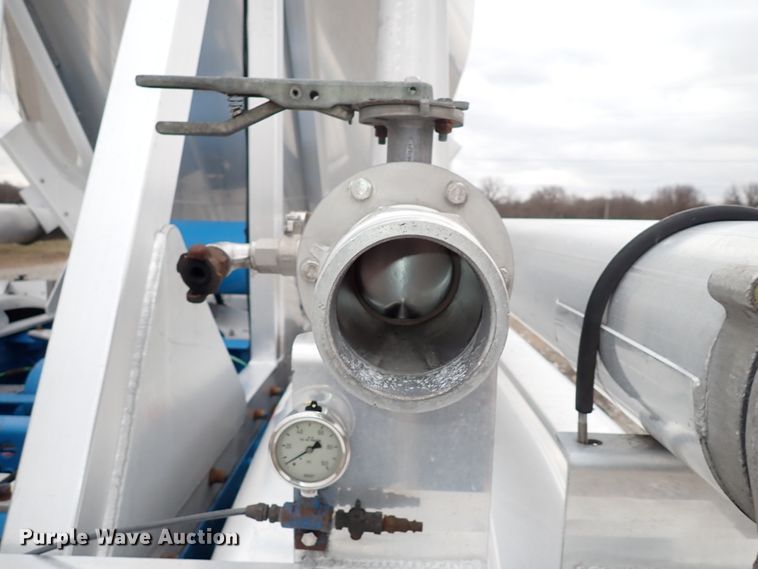 image for item JN9237 2002 Heil  pneumatic dry bulk trailer