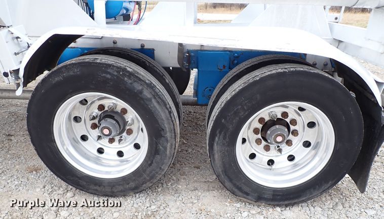 image for item JN9237 2002 Heil  pneumatic dry bulk trailer