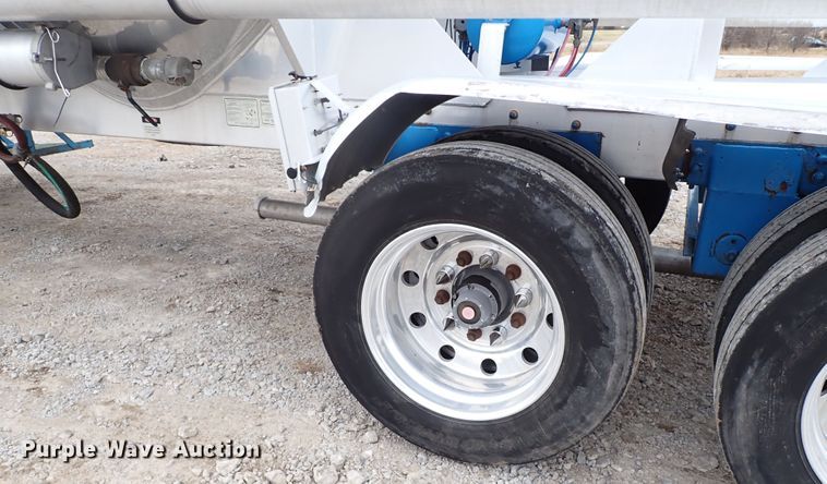 image for item JN9237 2002 Heil  pneumatic dry bulk trailer