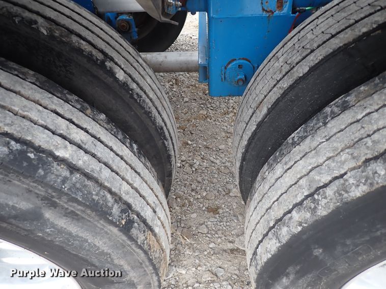 image for item JN9237 2002 Heil  pneumatic dry bulk trailer