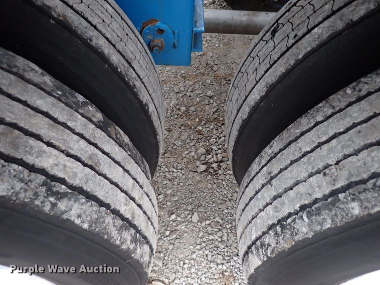 image for item JN9237 2002 Heil  pneumatic dry bulk trailer